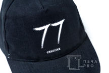 Черные бейсболки с текстом «77 creative»