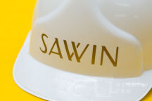 Белые пластиковые каски с надписью «SAWIN »