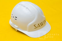 Белые пластиковые каски с надписью «SAWIN »