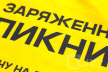 Желтые футболки с логотипом «IEK GROUP»