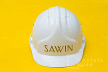 Белые пластиковые каски с надписью «SAWIN »