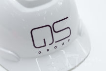 Белые каски с логотипом «QS GROUP»